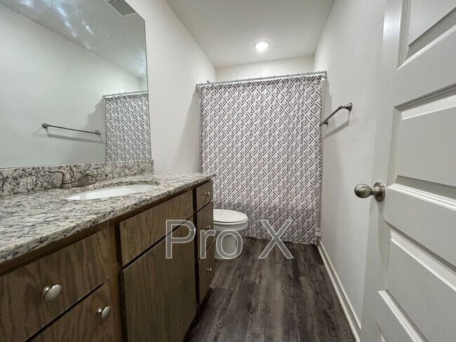 Foto del edificio - 325 Westbrook Ct