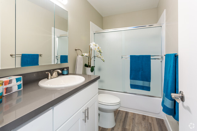 2HAB, 1BA - Baño - West View Park Apartments