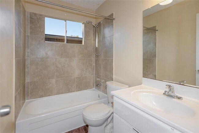 Foto del edificio - 1245 N LBJ Dr