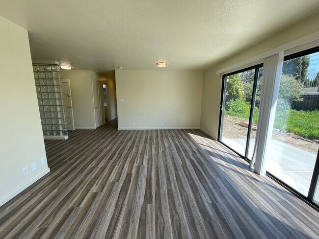 Foto del edificio - 1530 Overholtzer Dr