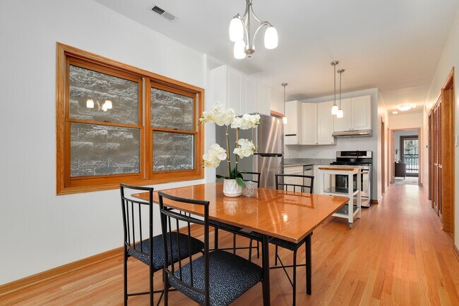 Dining Area - 1431 N Leavitt St