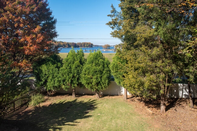 Building Photo - 16015 Kelly Park Cir