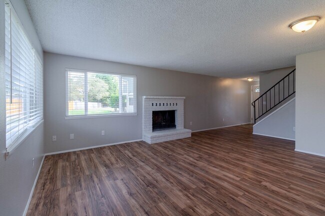 Foto del edificio - Charming 3 bedroom 2.5 bathroom Duplex cen...