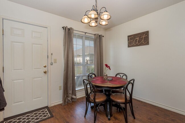 Foto del edificio - November Sub-Lease Duplex at Flying Ace Ra...
