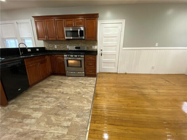 Building Photo - 10 John St