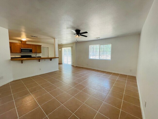 Foto del edificio - $1,795 Belmont & McCall, 2 Bedroom - Belmo...