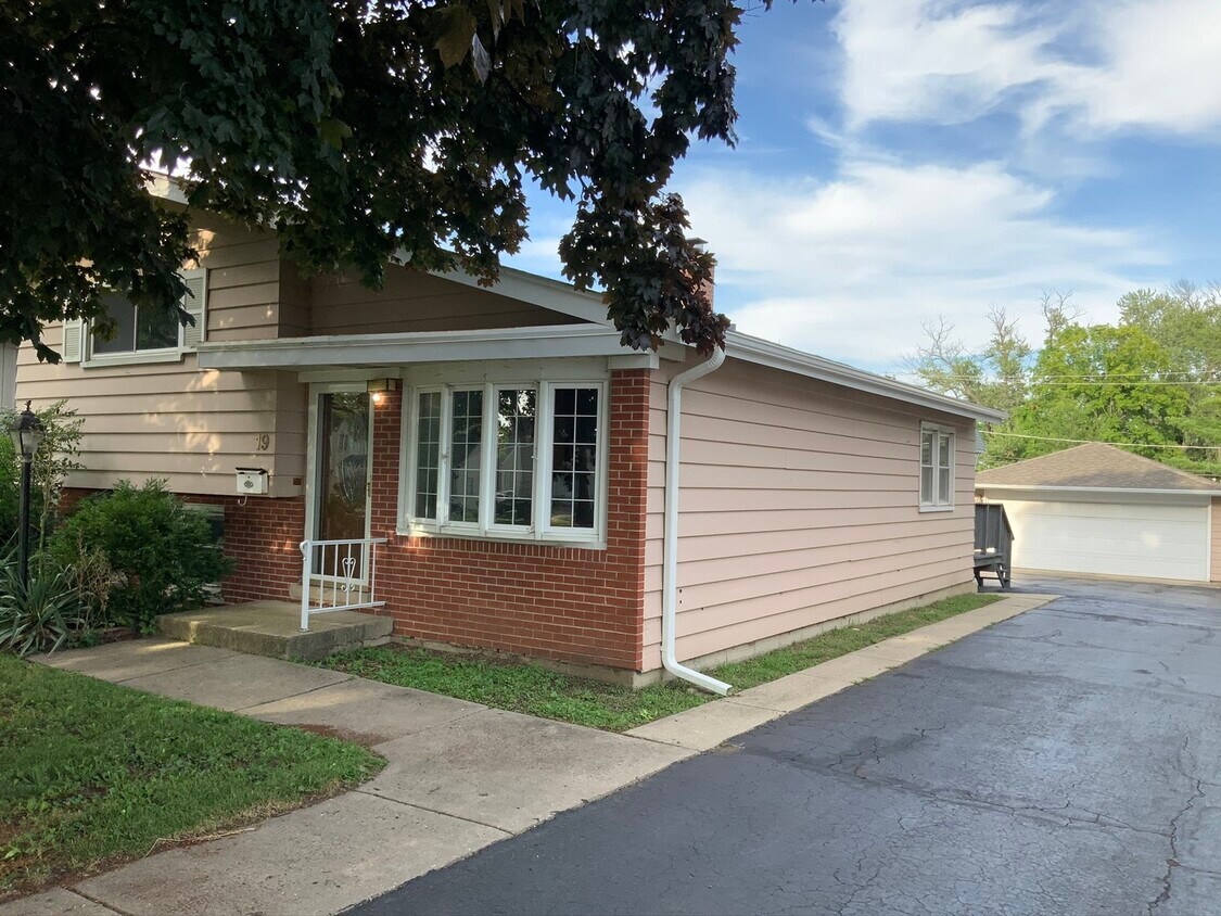 Primary Photo - 19 N Addison Rd
