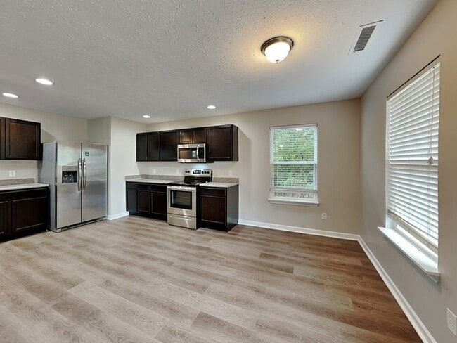 Building Photo - MOVE IN SPECIAL! 4 bed 2.5 bath with large...