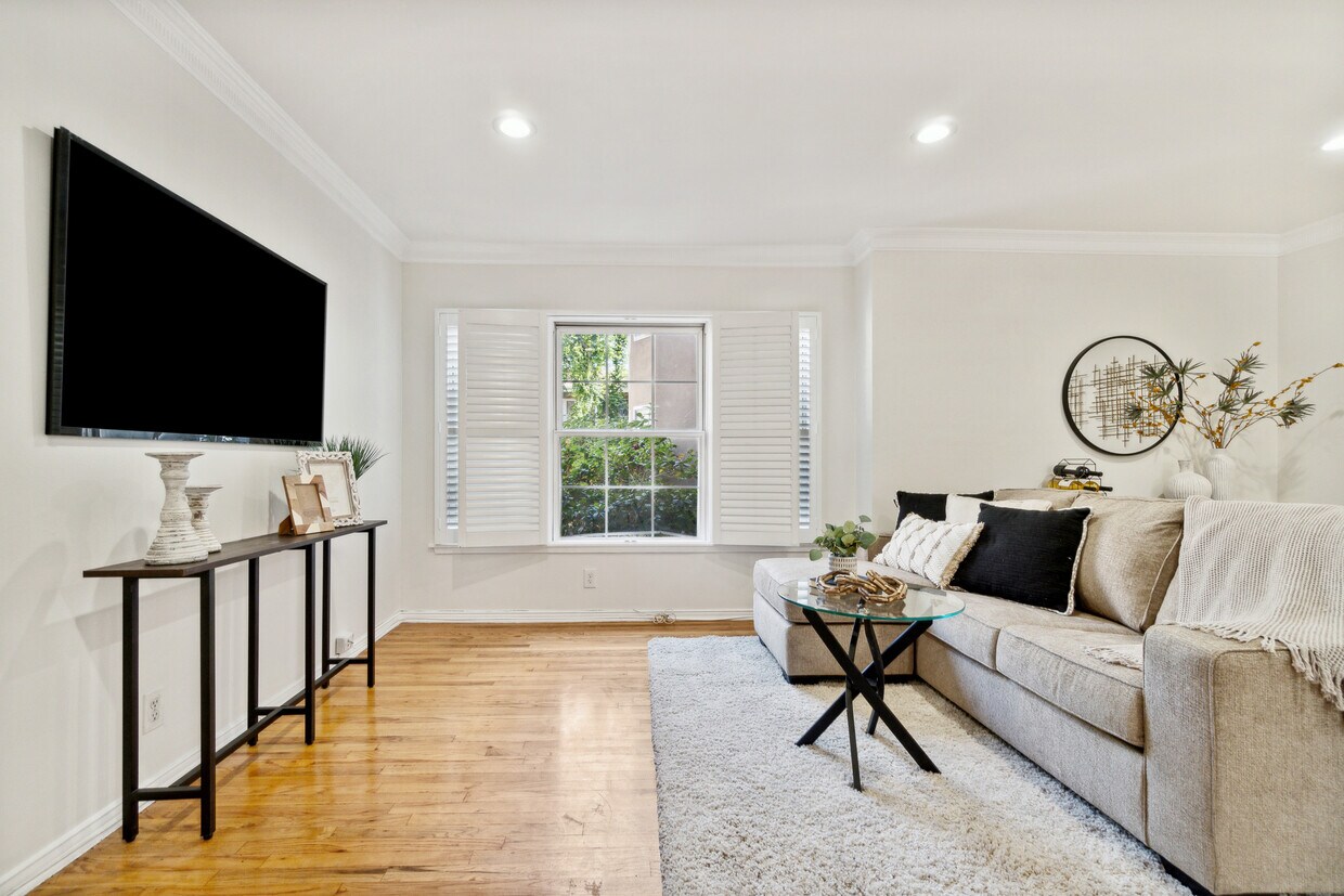 15034 1/2 Dickens St Unit Cottage like, Sherman Oaks, CA 91403 Condo