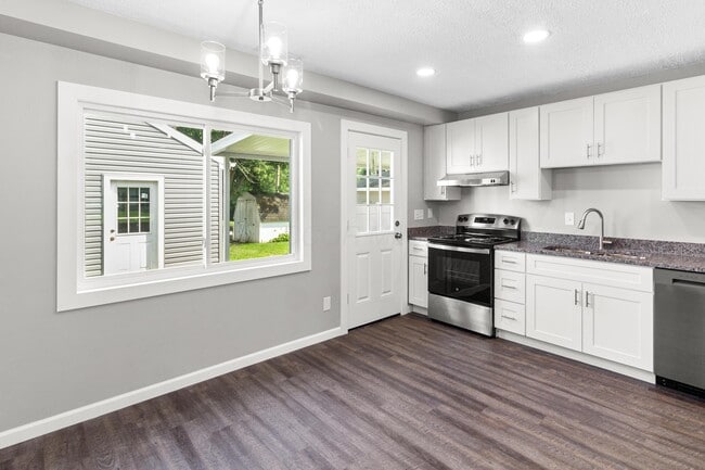 Building Photo - 261 Sunset Dr S