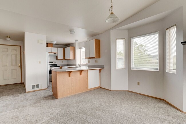 Building Photo - Recently Updated 2-Bedroom 2nd Floor Condo