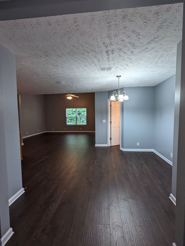Building Photo - Spacious 2 Bed/2.5 Bath With Attached 1 Ca...