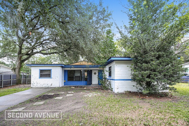 2327 Looking Glass Ln
