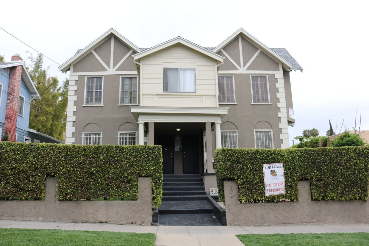 Building Photo - 734 Hyperion