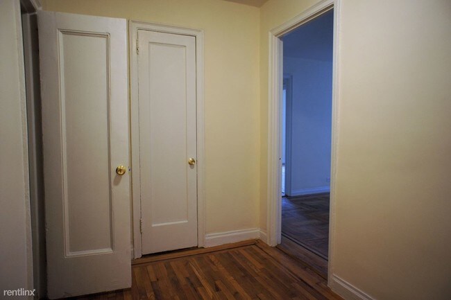 Foto del edificio - 1 br, 1 bath  - 2110 Bronx Park E