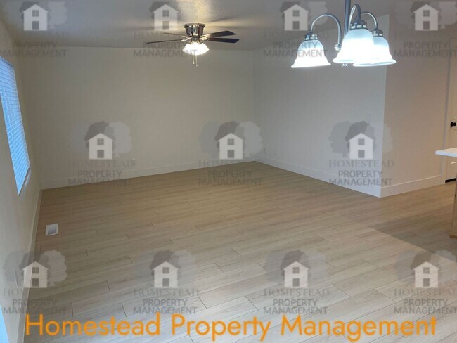 Foto del edificio - Must see! Beautiful new construction on private flag lot!