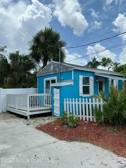 Primary Photo - 2179 Pineapple Ave