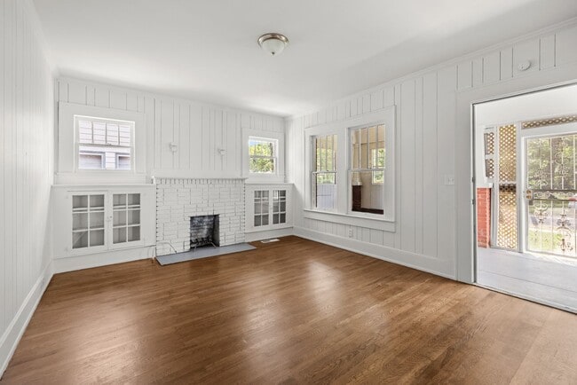 Foto del edificio - Beautiful Historic 4 Bedroom 2 Bathroom Home