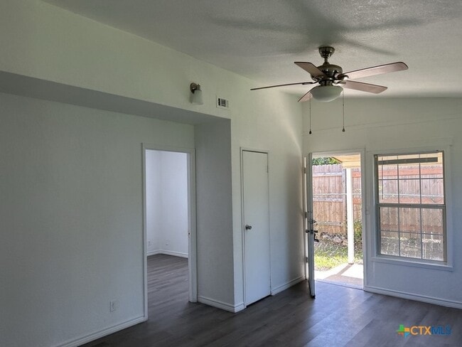 Building Photo - 905 Evergreen Dr