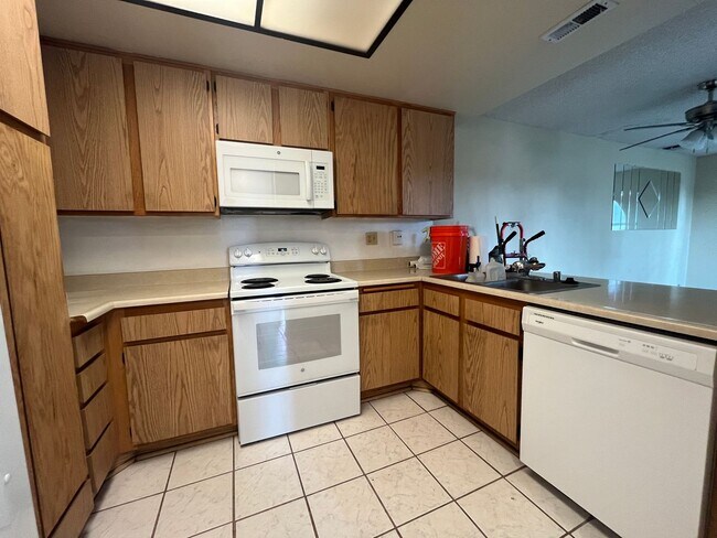 Foto del edificio - Eastlake Condo with Dual Primary Bedrooms