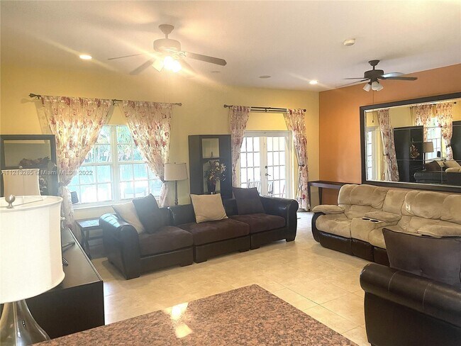 Foto del edificio - 1009 SW 24th Rd