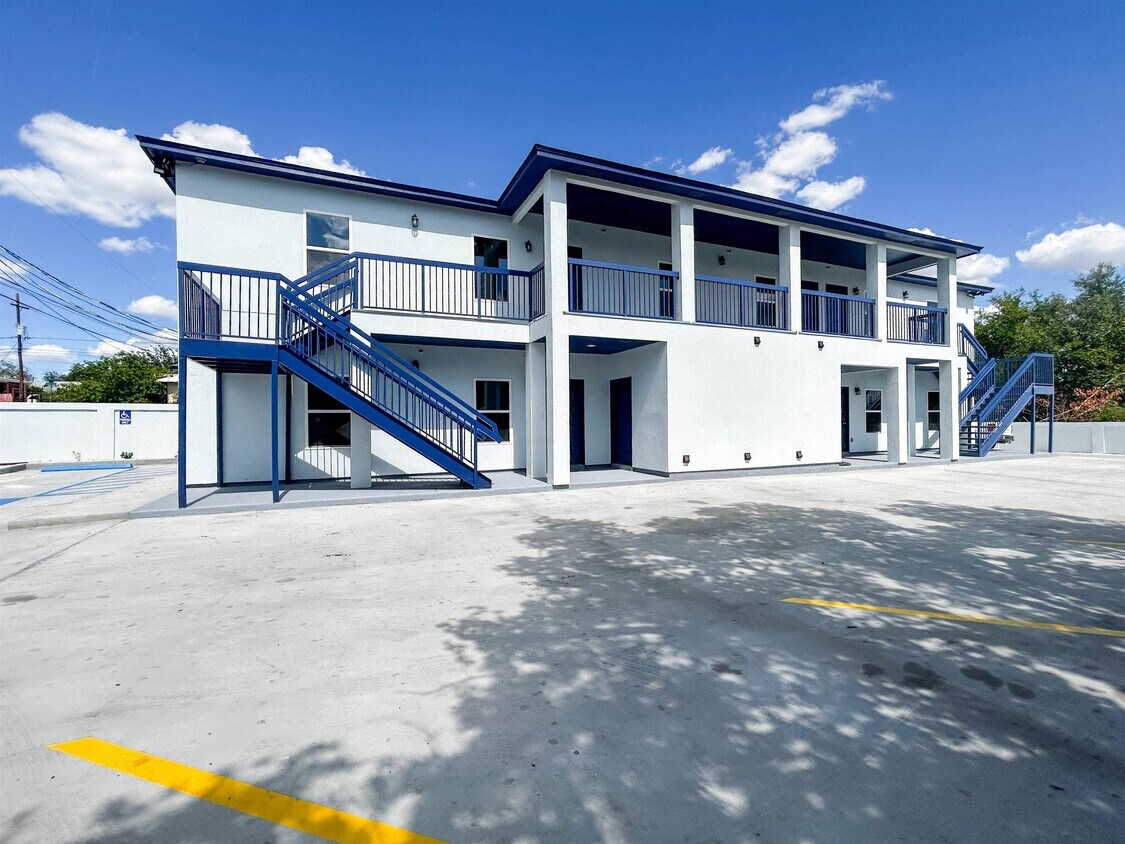 Foto principal - 615 E Lane St