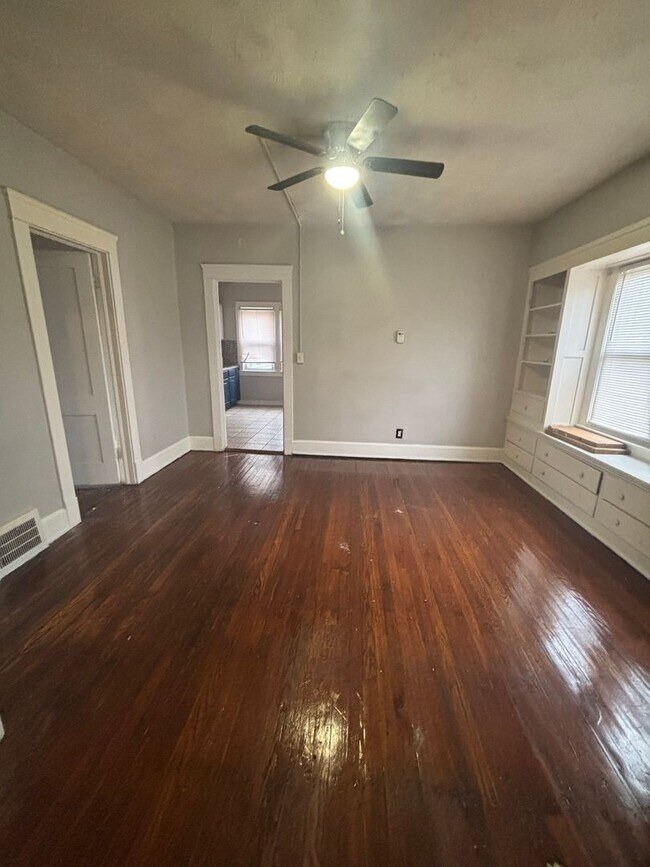 Foto del edificio - 3470 E 125th St