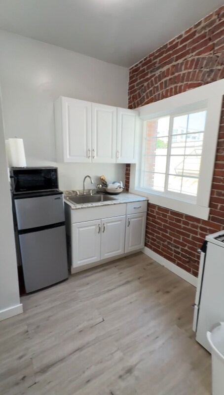 Building Photo - 1420 Flower St