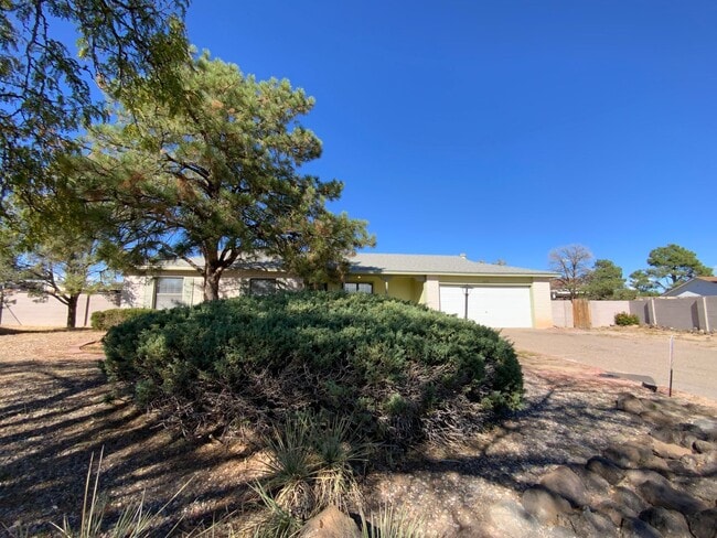 Foto del edificio - 3 Bedroom Single Story Home Available Near...
