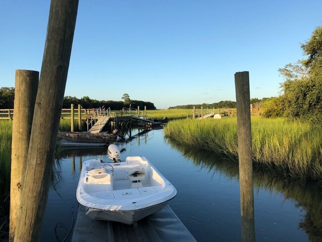 Building Photo - Gorgeous 4 BR/2BA Marshfront Home With Cre...