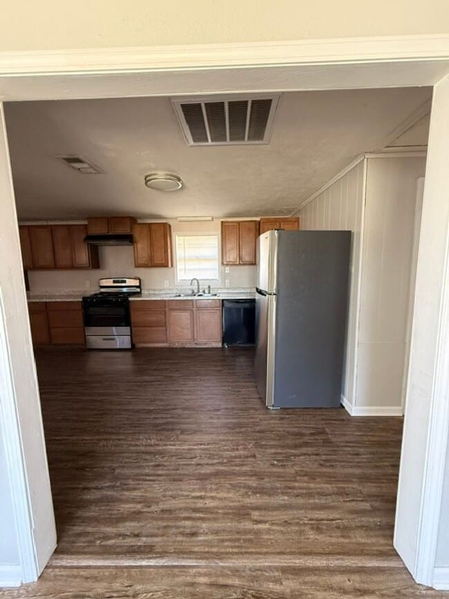 Building Photo - Simple & Comfortable 3 Bedroom Home in Iowa, LA with Large Yard!