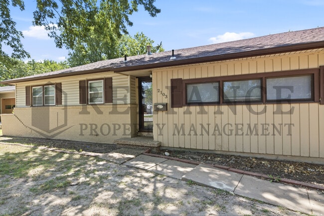 Building Photo - 2103 W Columbine Ln
