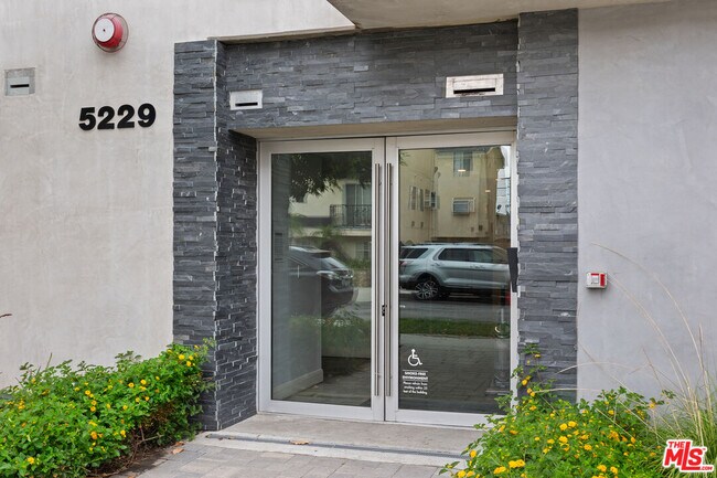 Foto del edificio - 5229 Willowcrest Ave