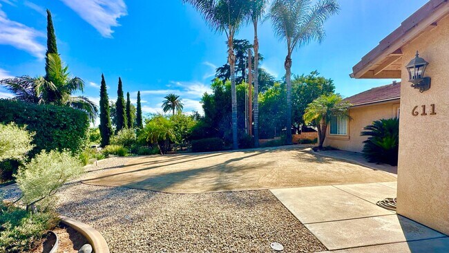 Foto del edificio - Light & Bright Single-Story Home in the Heart of Fallbrook, Complete with Private, Fully Fenced B...