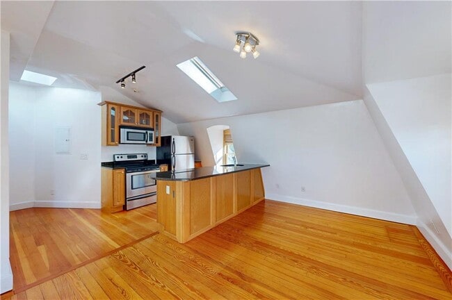 Building Photo - 54 Halsey St