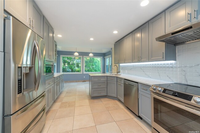 Building Photo - 51 Fairway Dr