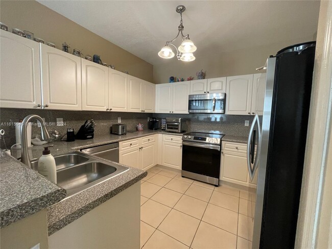 Building Photo - 160 Jacaranda Country Club Dr