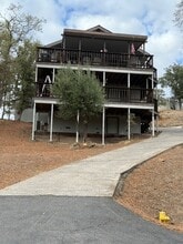 Building Photo - 424 Lakeview Rd