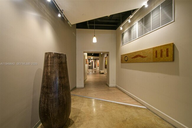 Foto del edificio - 10 SW South River Dr