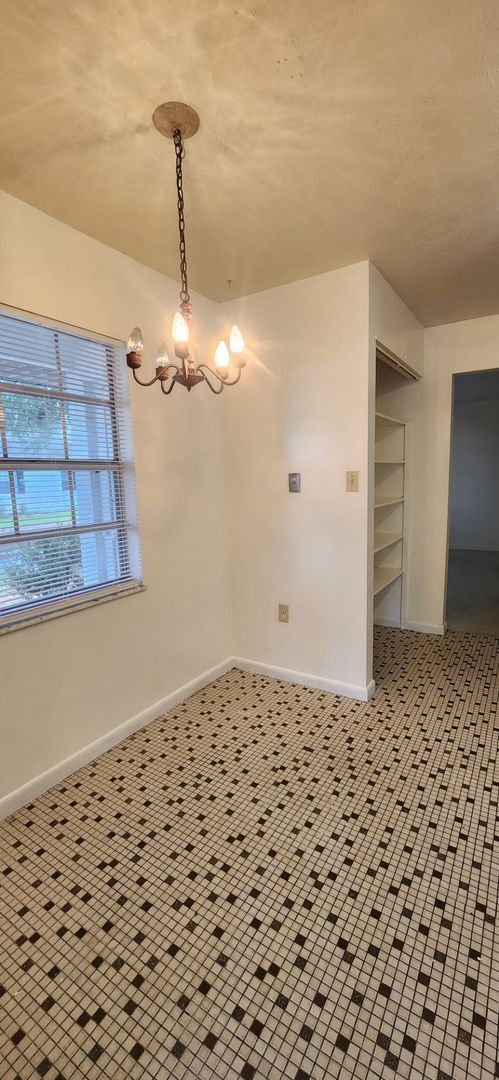 Foto del edificio - 2-bedroom, 1 bathroom duplex is move-in ready