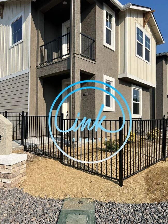 Building Photo - New Build Townhome Close to Downtown Gardn...