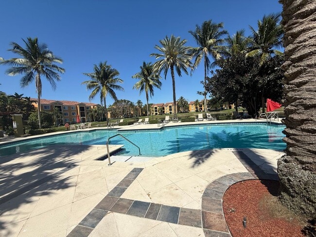 Building Photo - RESORT STYLE, BEAUTIFUL 2 BEDROOM AND 2 BATHROOMS ON THE TOP FLOOR