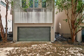 Building Photo - 1121 W 17th St