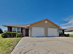 Building Photo - 301 NW Woodbury Dr