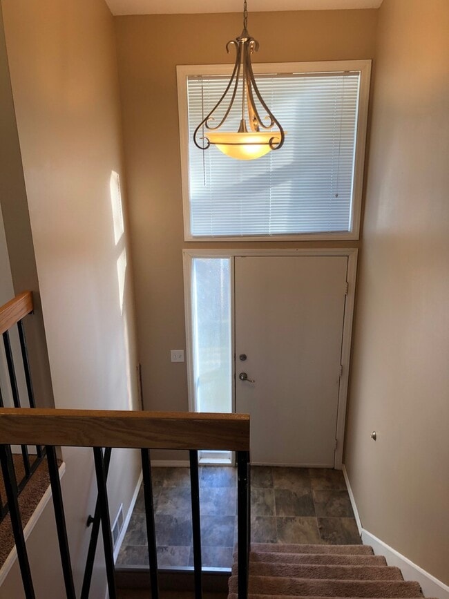 Building Photo - End Unit Townhouse Available Now, Vaulted ...