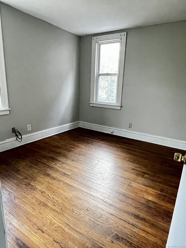 Building Photo - 143 Putnam St