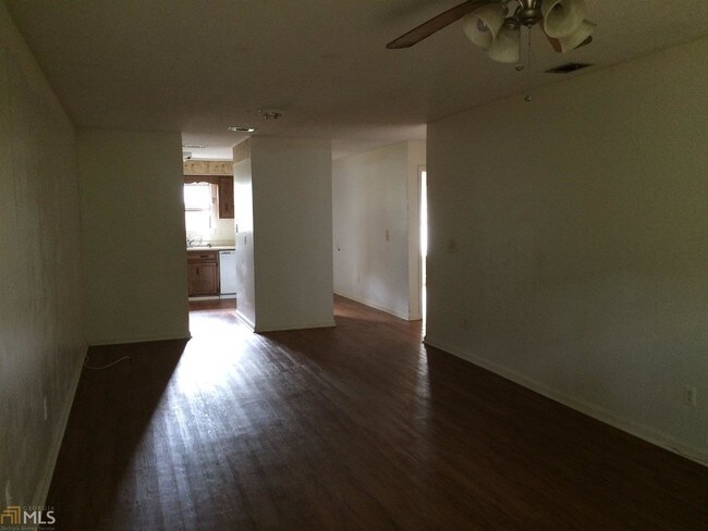 Building Photo - 19 Pinewood Ct