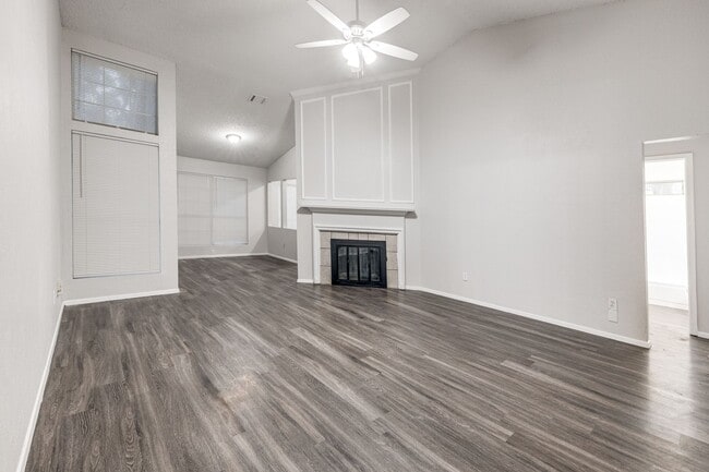 Building Photo - Beautifully Updated 3-Bedroom Home with Mo...