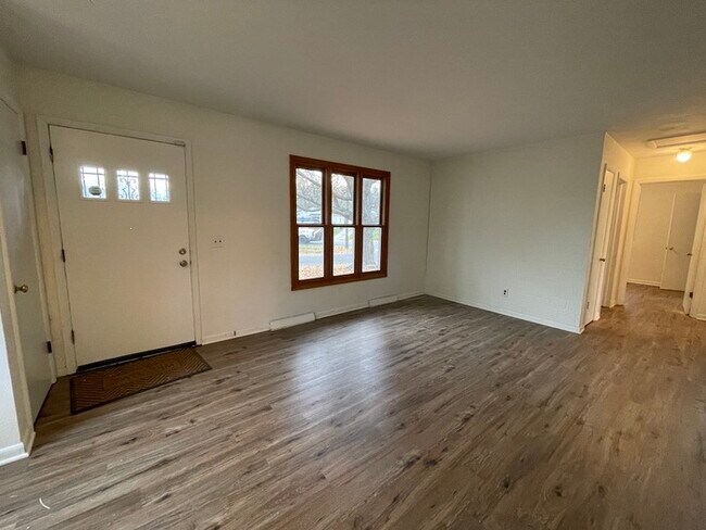 Foto del edificio - Eastside 3 bedroom home close to Gull Rd!