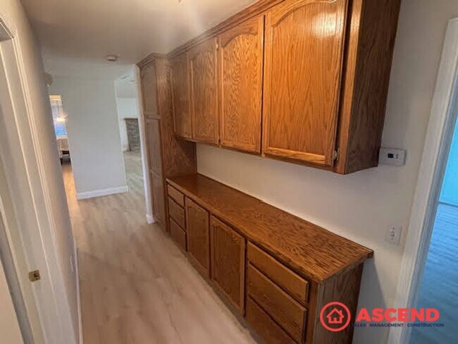 Foto del edificio - Spacious 3 Bed / 2 Bath with Fireplace, Garage & Gardener Included